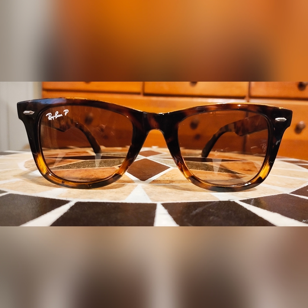 RAY-BAN Wayfarer light Turtle frames w light brown lens unisex great condition